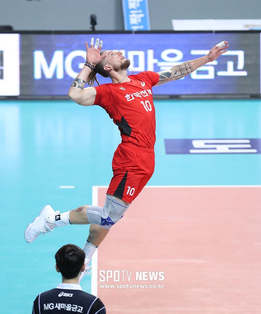 '펠리페 트리플크라운' 한국전력, OK저축은행 잡고 4위