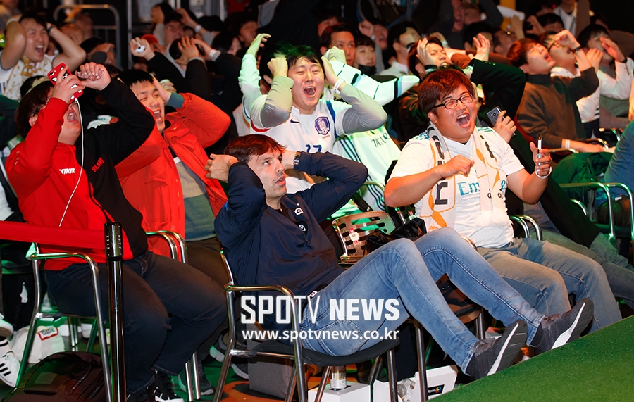 [포토S] 팬들과 함께 아쉬워하는 모리엔테스
