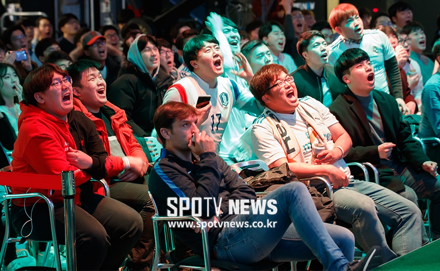 [포토S] 뷰잉파티 즐기는 축구팬들