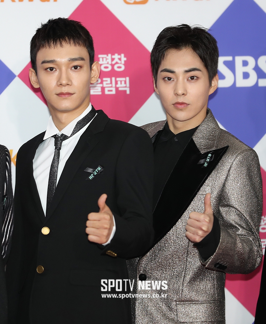 [포토S] 첸-시우민, 종현 추모 리본 가슴에 달고 가요대전 참석