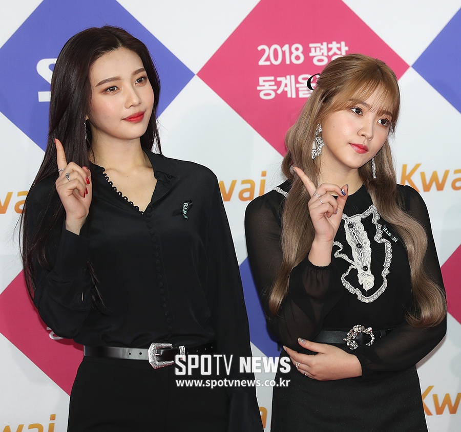 [포토S] 조이-예리, 고 종현 추모 리본 달고