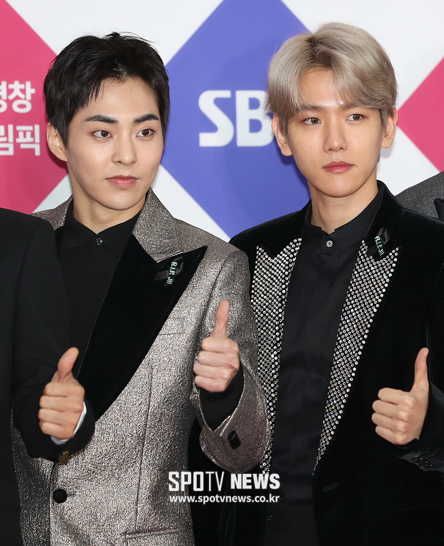 [포토S] 시우민-백현, 종현 추모하는 리본 달고