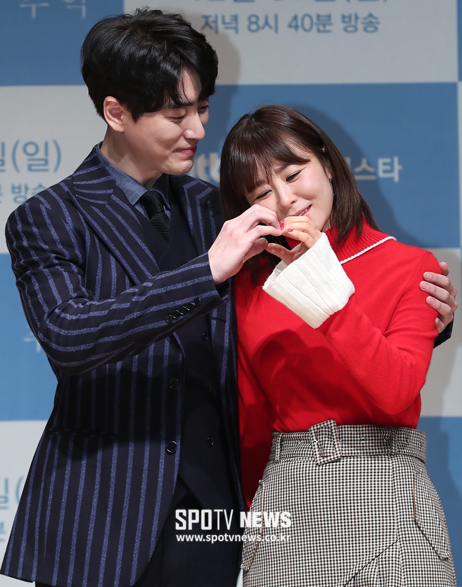 [포토S] 이준혁-최강희, 외로움 달래줄 손하트