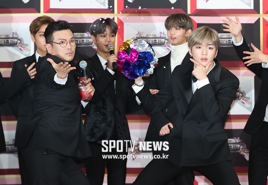 [포토S] 강다니엘, MC 딩동과 멋진 핸드사인