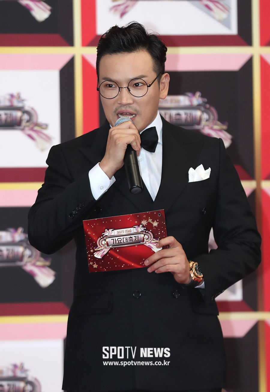 [포토S] 포토월 진행에 나선 MC 딩동