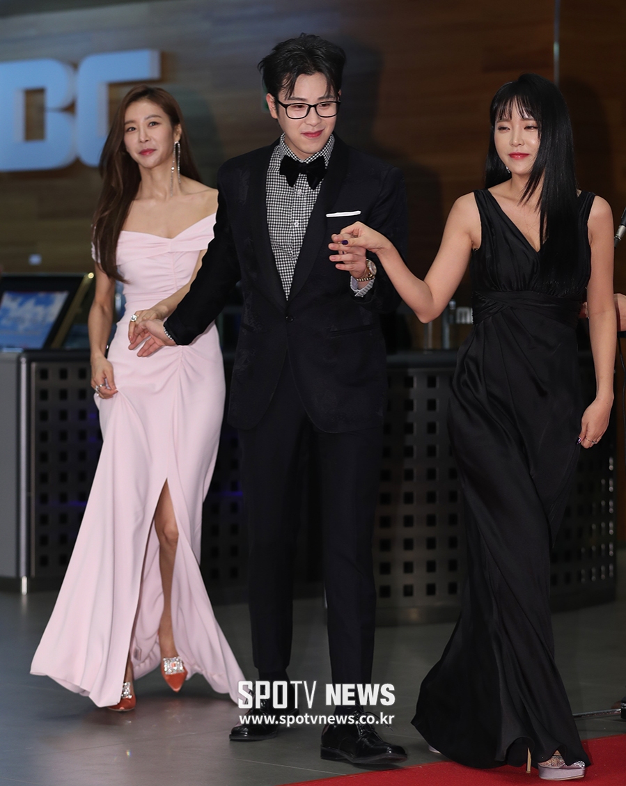 [포토S] 피오, '두 누님을 에스코트하며'