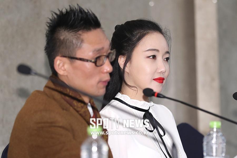 [포토S] 해명 기자회견 갖는 왕진진-낸시랭 부부
