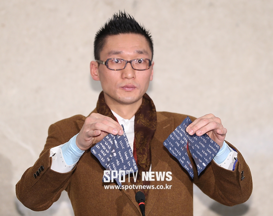 [포토S] 고 장자연 친필 편지 공개하는 왕진진