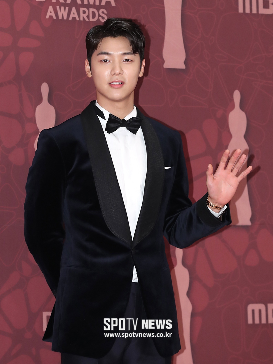 [포토S] 강민혁, 건강한 손인사