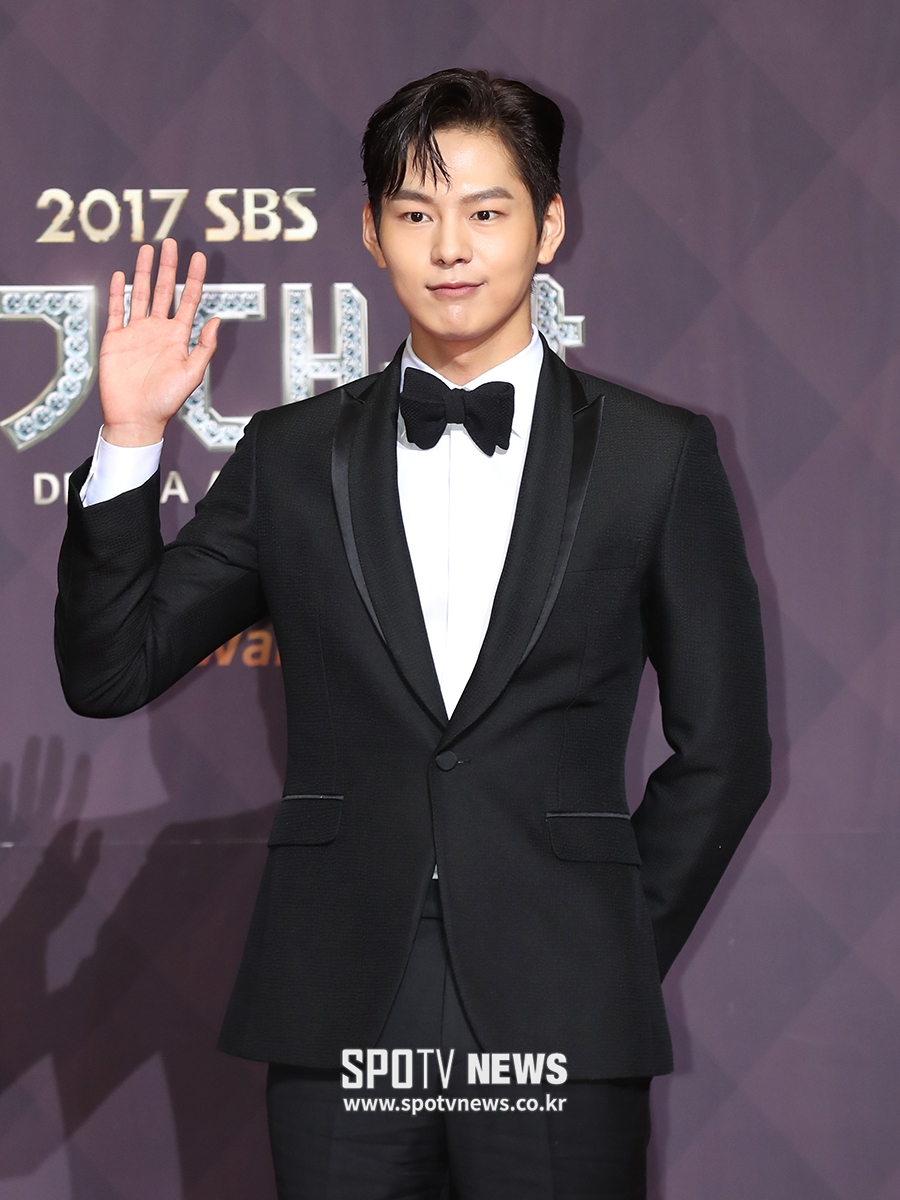 [포토S] 박선호, 반듯한 손인사