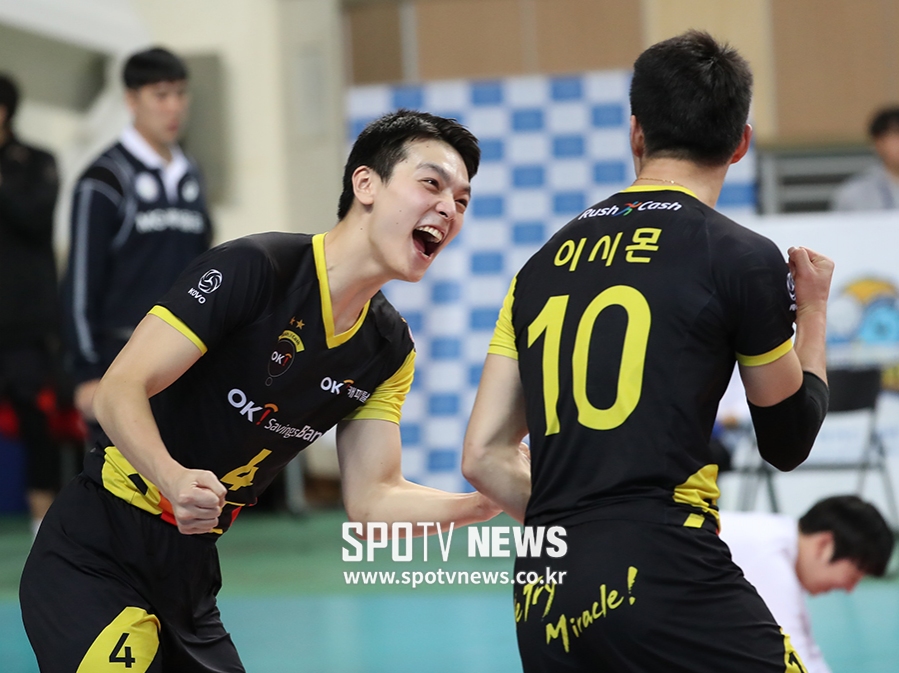 [포토S] 기뻐하는 조재성-이시몬