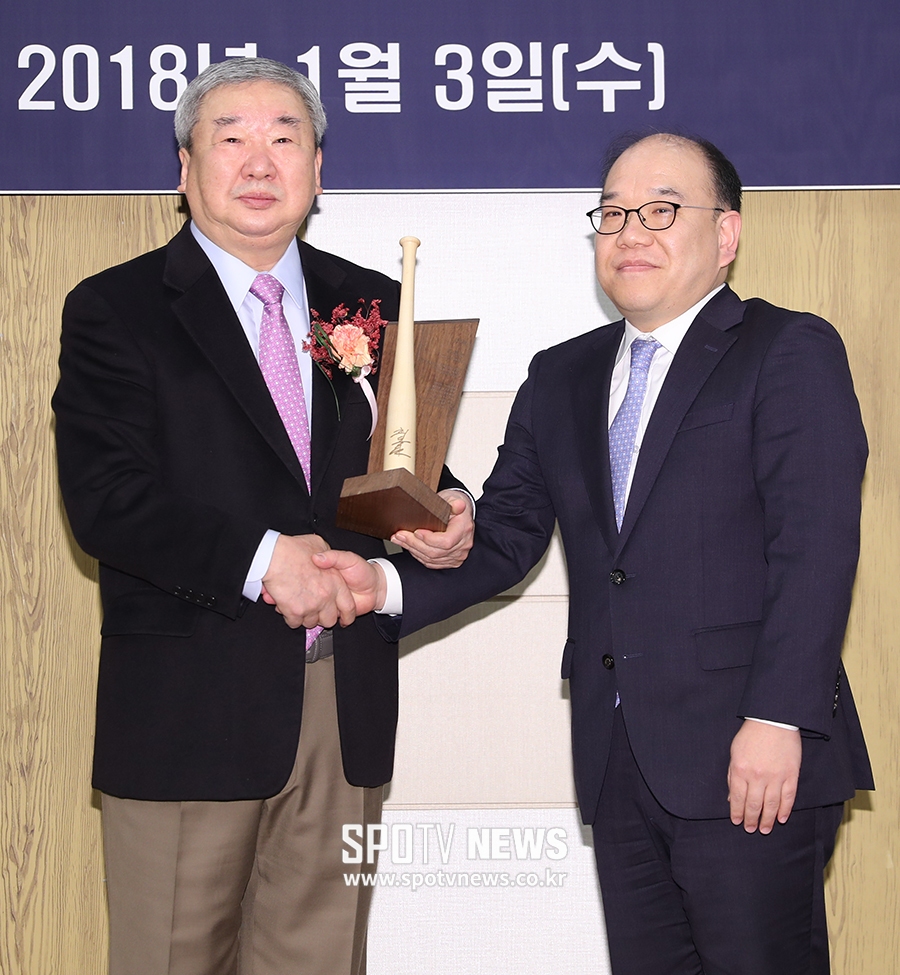 [포토S] 김선웅 사무총장과 악수 나누는 구본능 총재