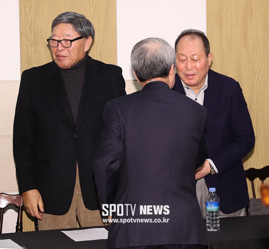 [포토S] 김응룡-김인식 감독과 악수 나누는 정운찬 총재