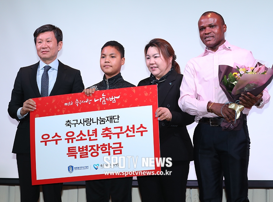 [포토S] 유소년 축구선수 특별장학금 전달하는 정몽규 회장