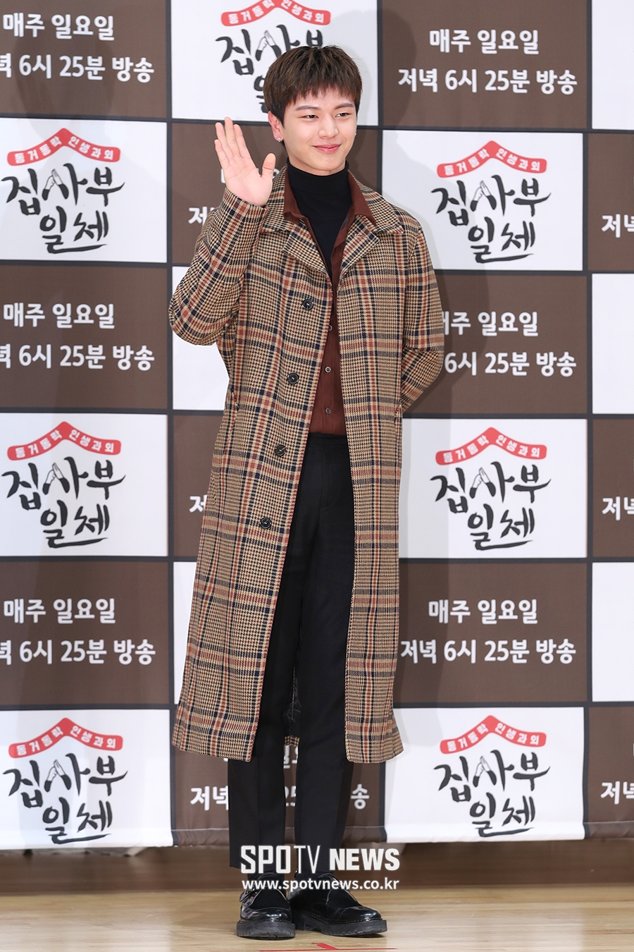 [포토S] 육성재, '허리 괜찮아요~'