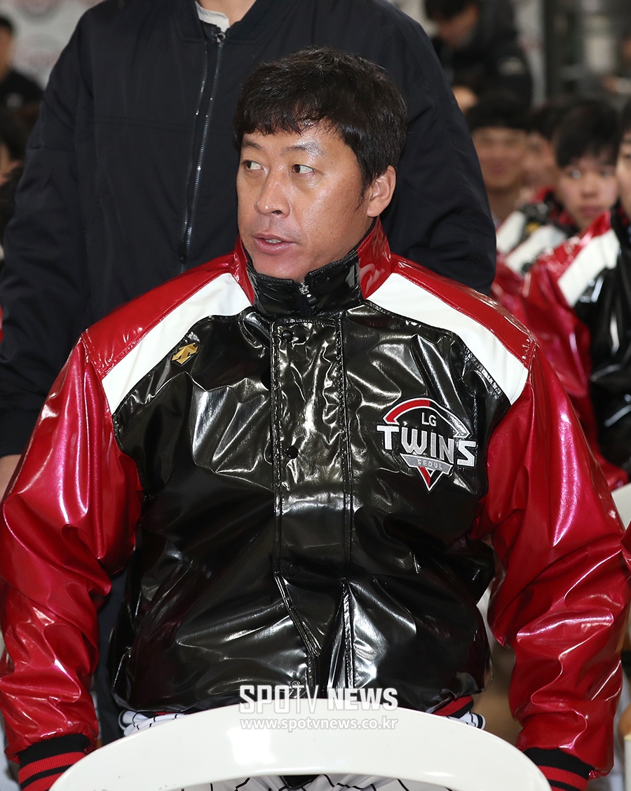 [포토S] 이병규, 유광점퍼 입고 코치로 귀환