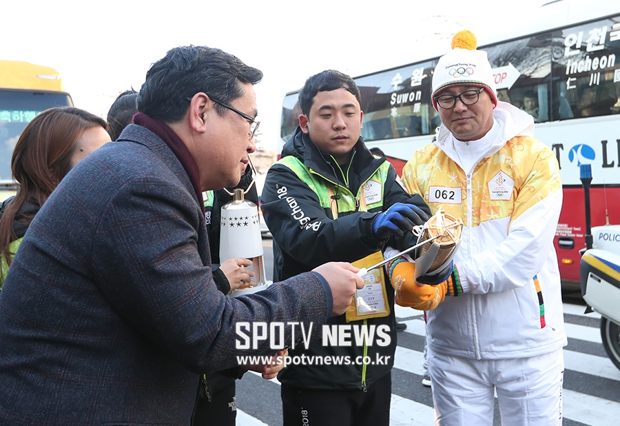 [포토S] 김진욱 감독에게 성화 옮기는 임종택 단장
