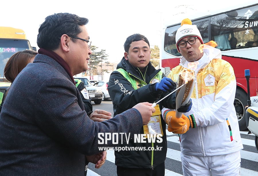 [포토S] 옮겨 붙은 성화 불꽃