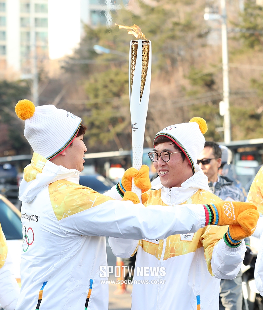 [포토S] 김사연, '뜨거운 성화를 부탁해'