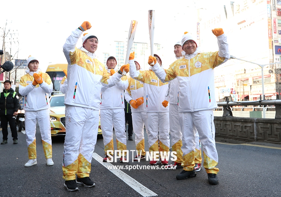 [포토S] 토치 키스하는 kt 선수들