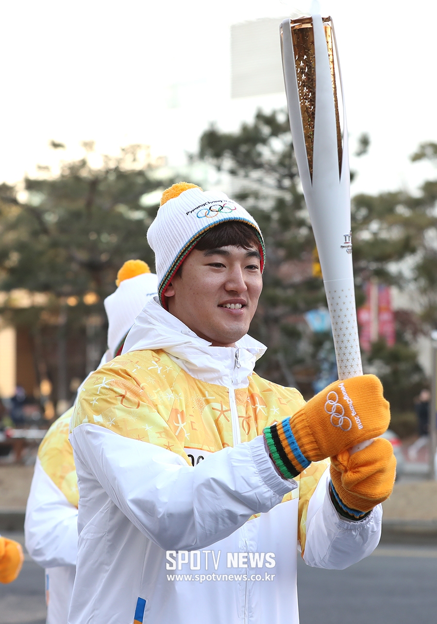 [포토S] 고영표, 소중한 성화 들고