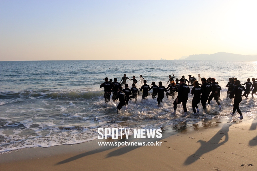 [포토S] 대한민국 레슬링, 겨울 바다 두렵지 않아