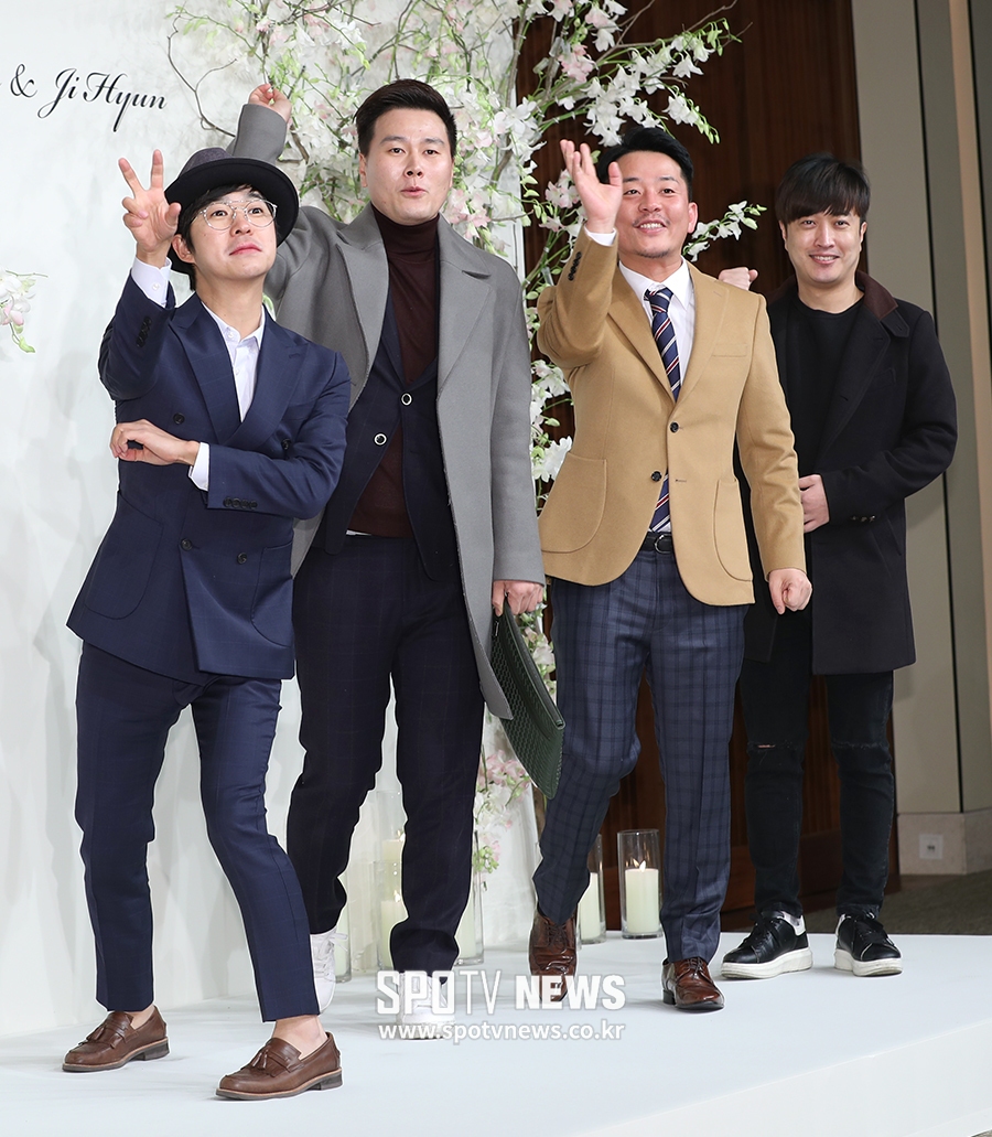 [포토S] 홍인규-변기수-김준호-정명훈, '투구 포즈로 결혼 축하~'