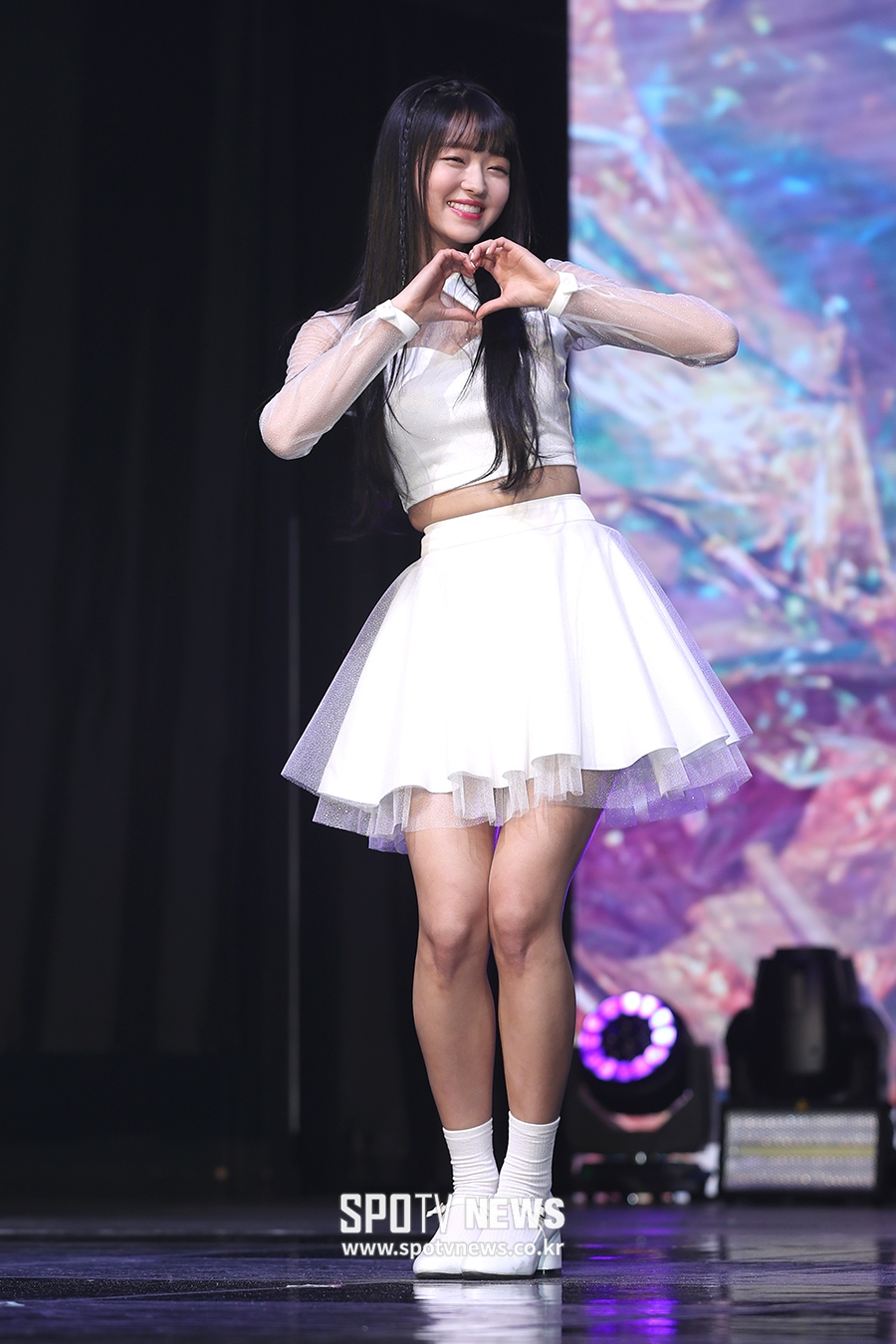 [포토S] 오마이걸 유아, 눈웃음+하트 2단 콤보!