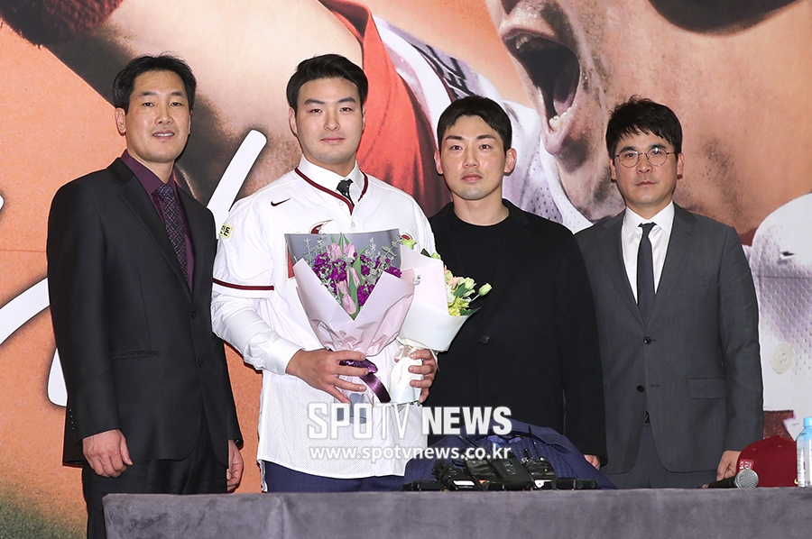 [포토S] 기념 촬영 갖는 박병호