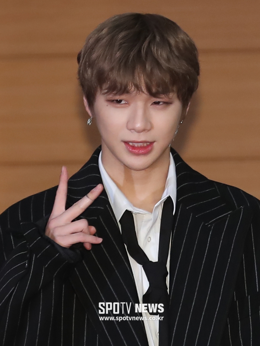 [포토S] 워너원 강다니엘, 팬들 향해 매력 눈빛