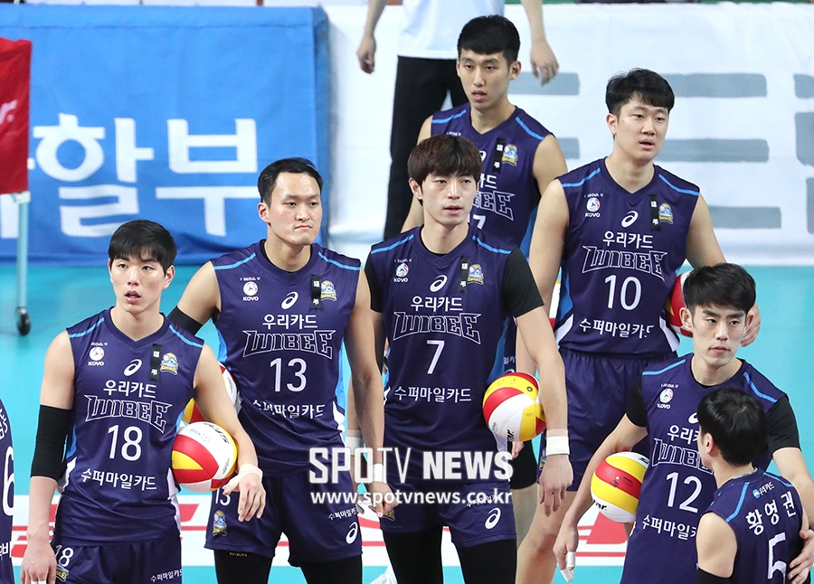 [포토S] 구도현 모친상, 근조 리본 단 우리카드 선수단