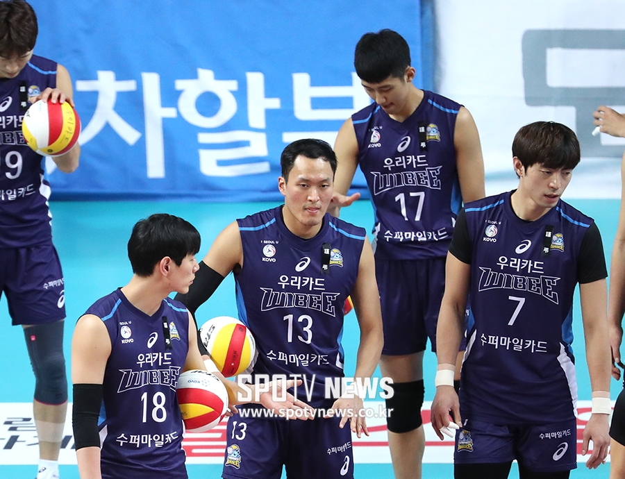 [포토S] 동료의 아픔을 함께, 근조 리본 단 우리카드 선수단