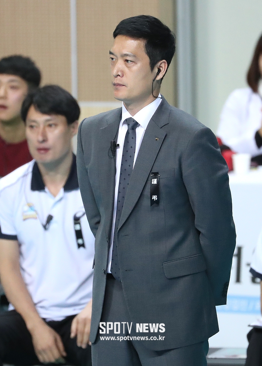 [포토S] 근조 리본 단 김상우 감독, 선수의 아픔을 함께
