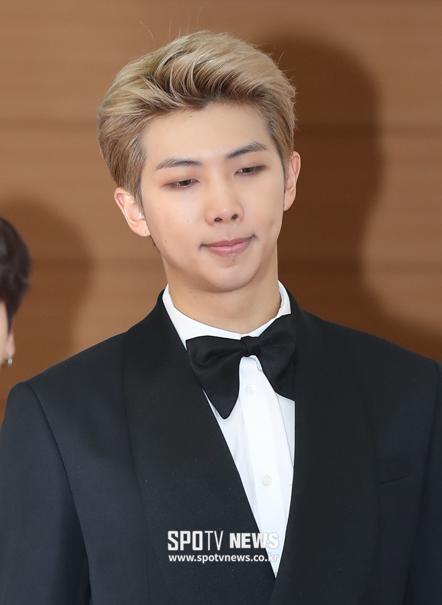 [포토S] 방탄소년단 RM, 멋진 보타이 매고 포토월 위로