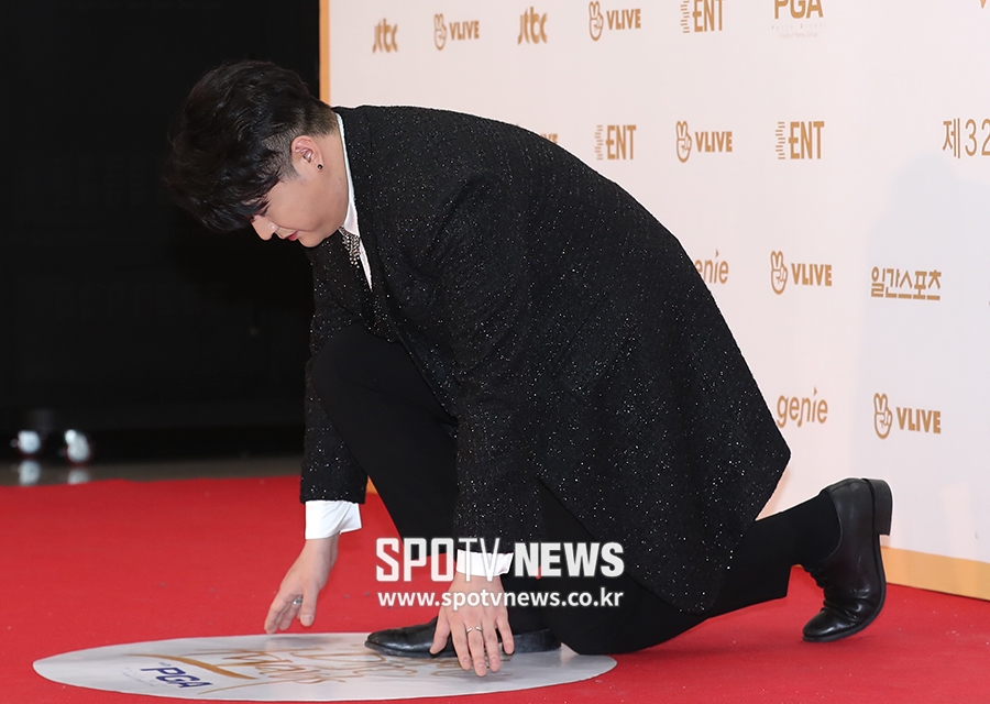 [포토S] 슈퍼주니어 신동, 취재진 향해 다소곳하게 큰절