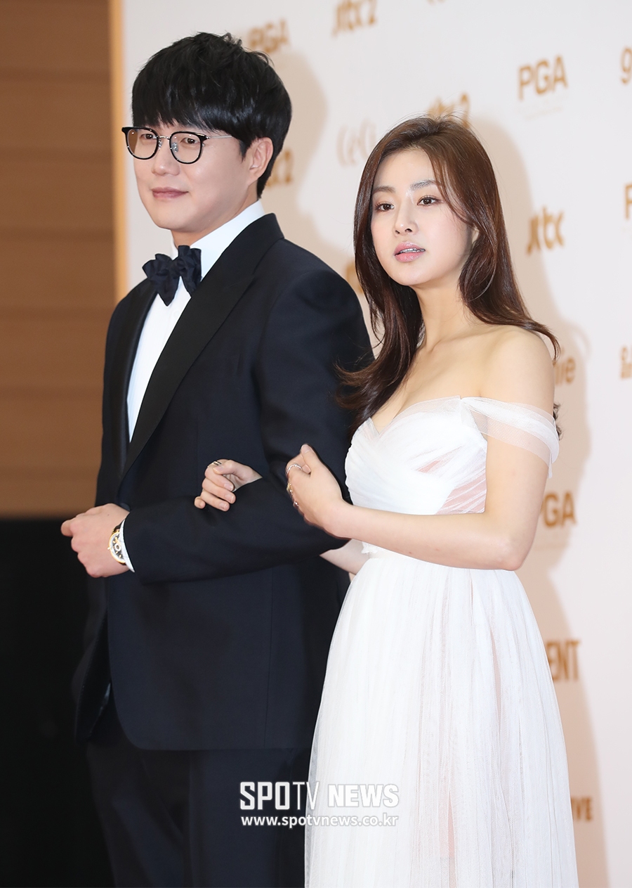 [포토S] 성시경, 여신 강소라와 포토월 위로