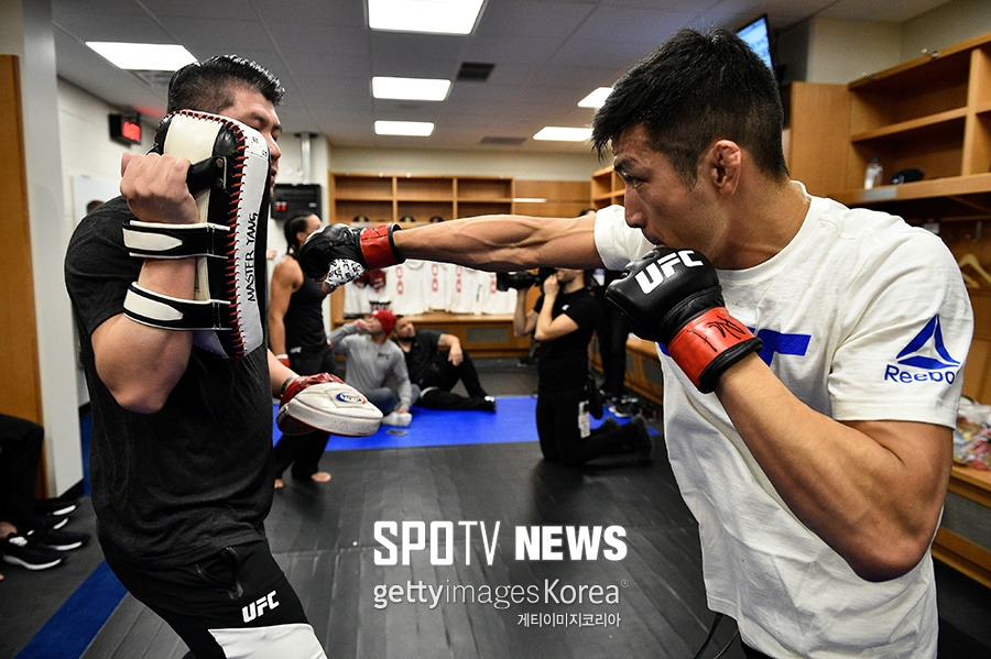 [포토S] 날카로운 펀치 날리는 강경호