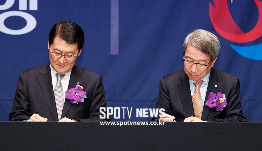 [포토S] 조인식에 서명하는 위성호 은행장-정운찬 총재