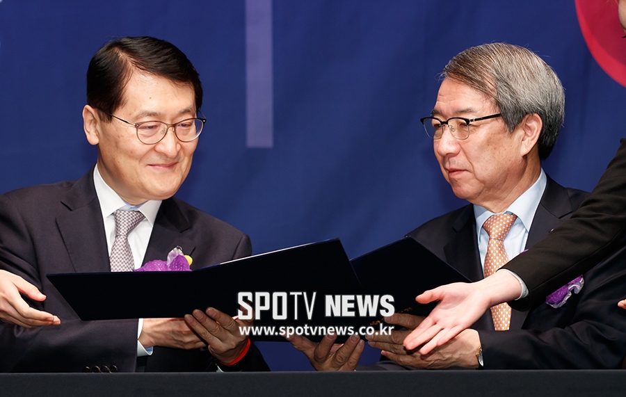 [포토S] 조인서 교환하는 위성호 은행장-정운찬 총재