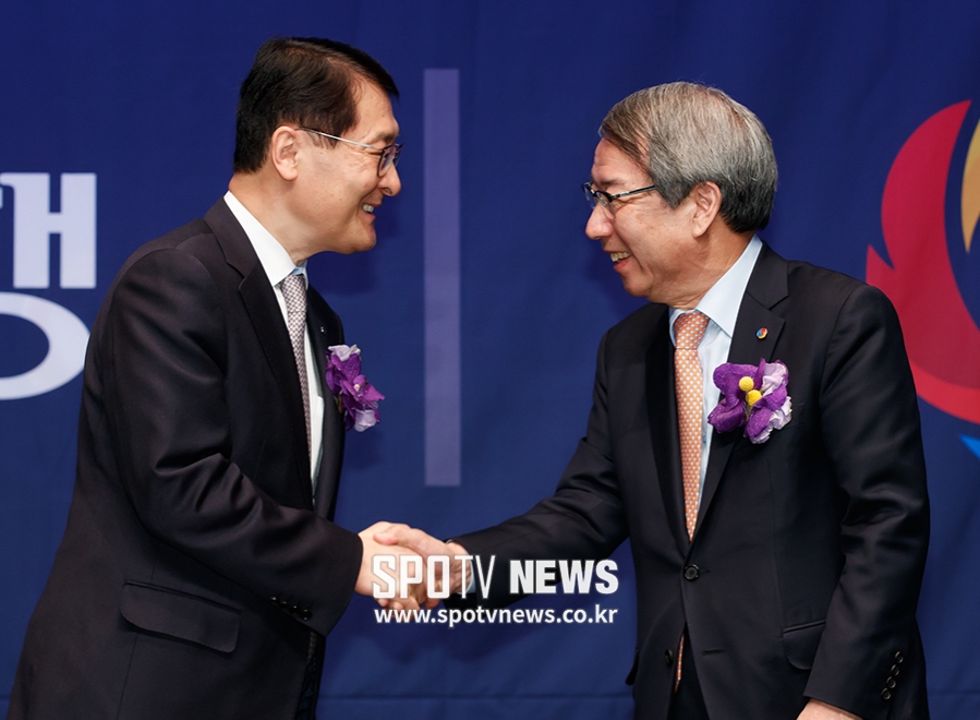 [포토S] 악수 나누는 위성호 은행장-정운찬 총재