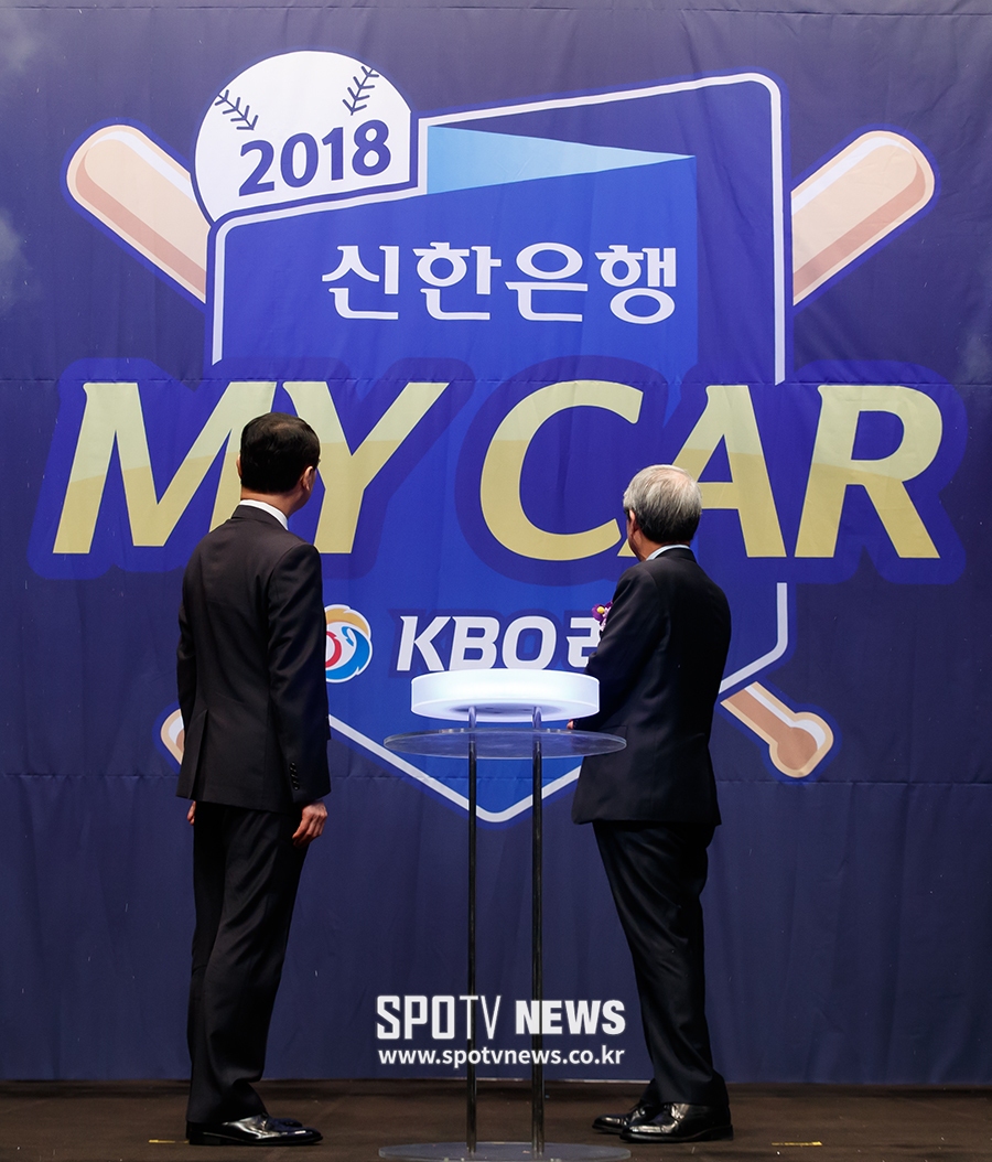 [포토S] 새로운 엠블럼 바라보는 위성호 은행장-정운찬 총재