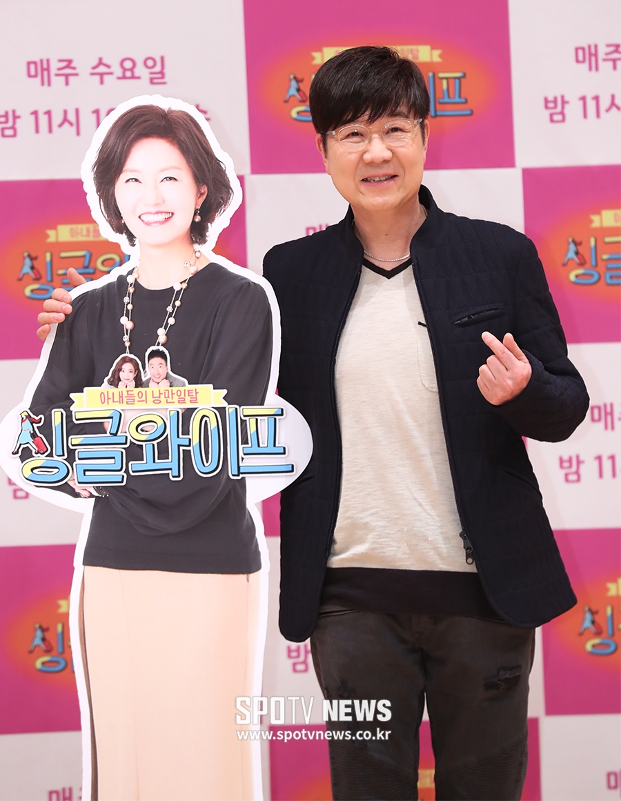 [포토S] 임백천, 아내 김연주 등신대와 함께 사진 촬영
