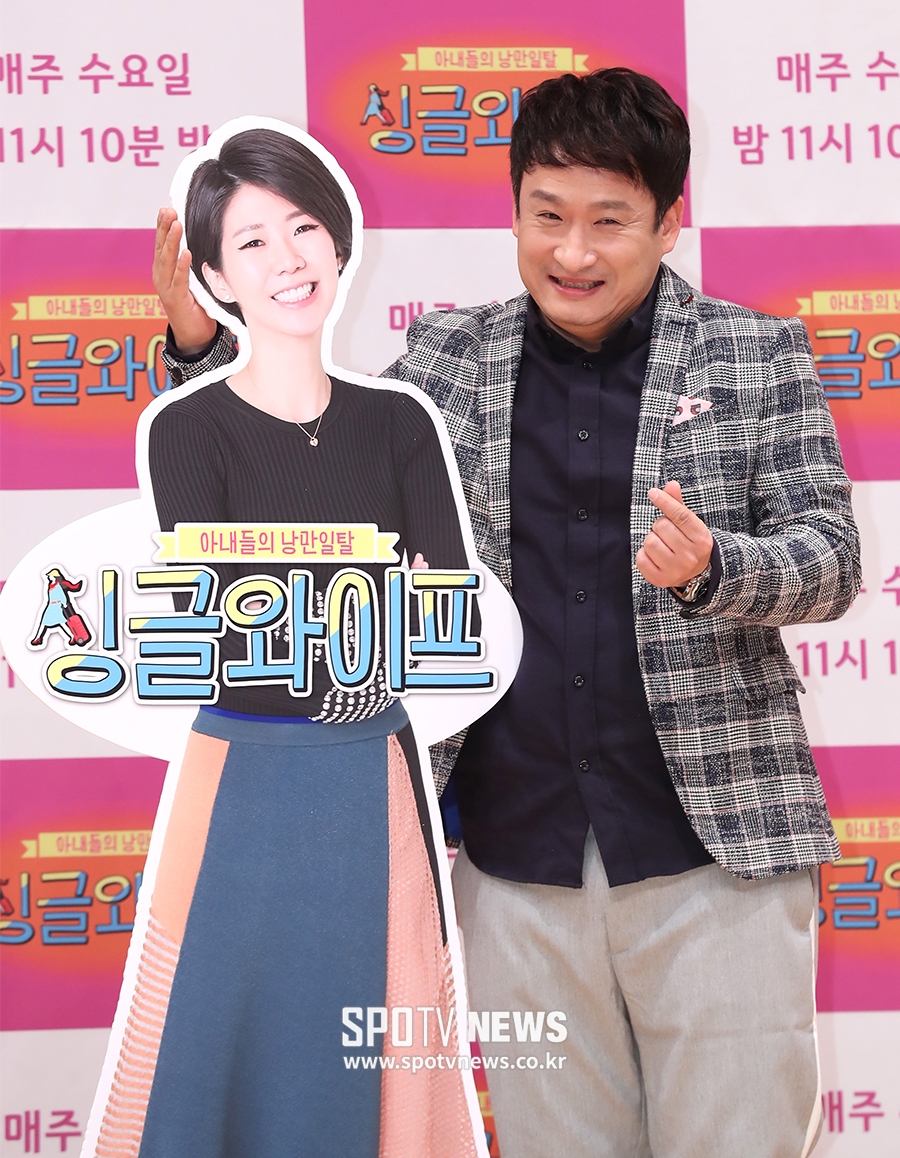 [포토S] 서경석, 아내 등신대 옆에서 밝은 미소