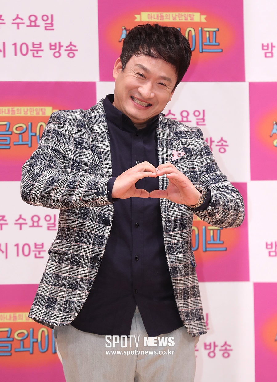 [포토S] 서경석, 포즈 취하는 합격의 상징