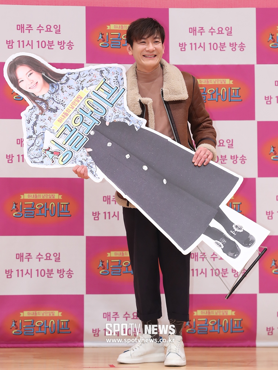 [포토S] 정성호, 아내 등신대 품에 안고