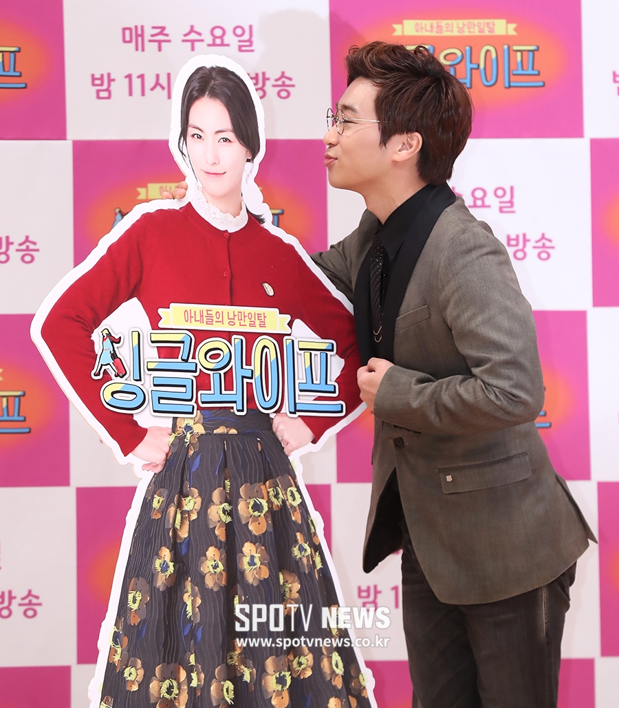 [포토S] 유은성, 아내 김정화 등신대 향해 키스