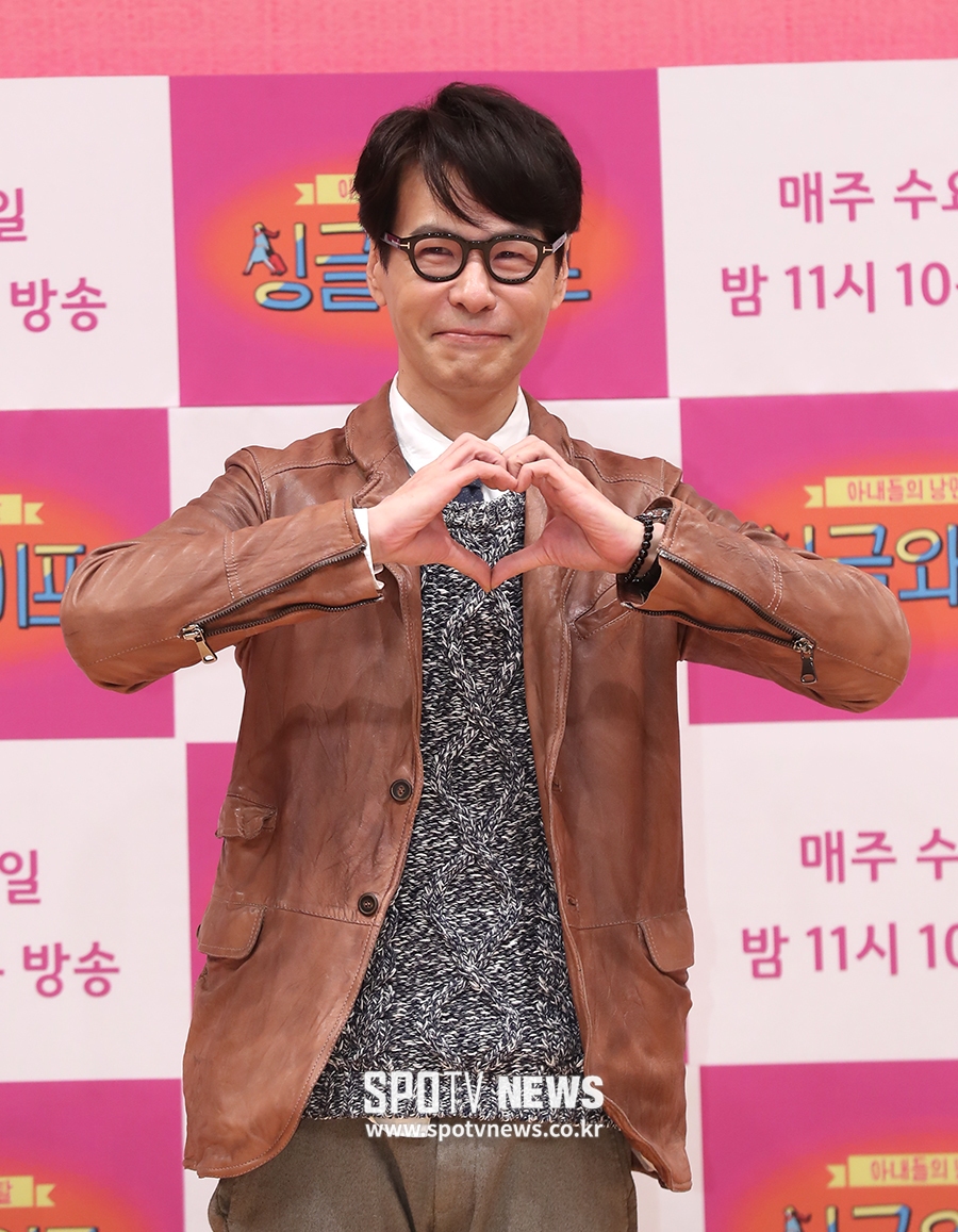 [포토S] 포즈 취하는 가수 윤상