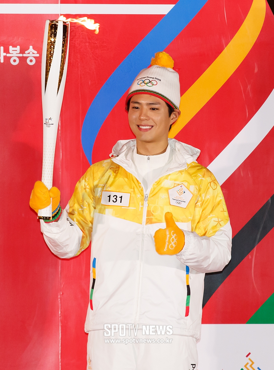 [포토S] 박보검, 성화 들고 엄지 척