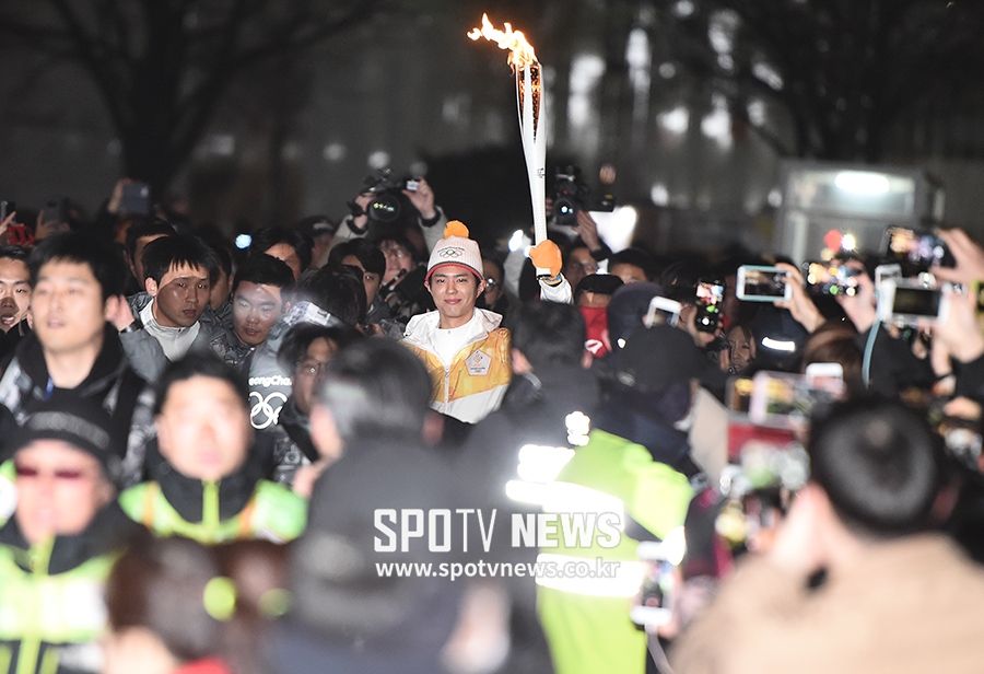 [포토S] 여의도 마비 시킨 박보검 성화 봉송