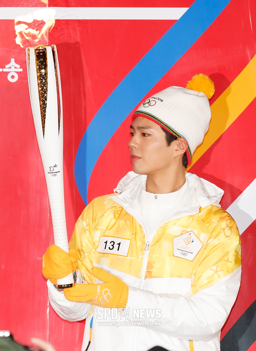 [포토S] 평창올림픽 성화 바라보는 박보검